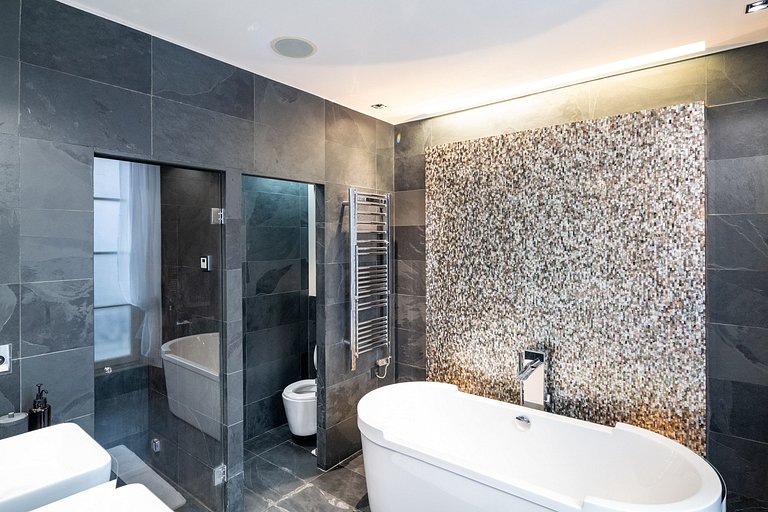 Par191 - Four bedroom apartment in Paris 8.