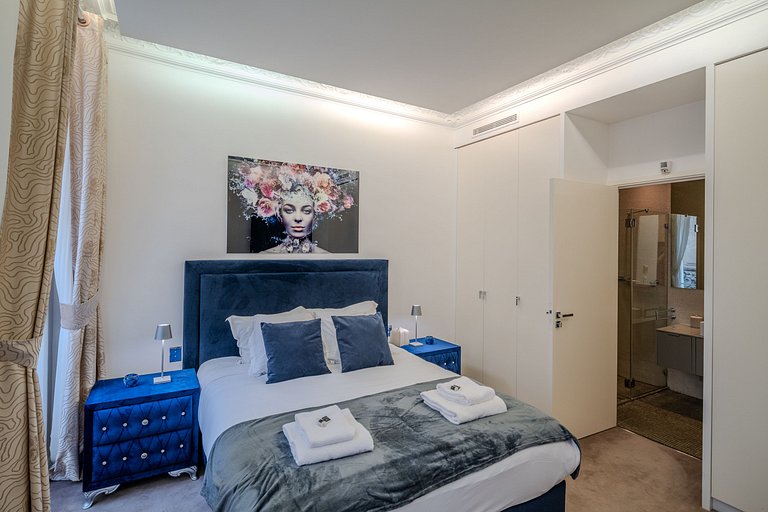 Par191 - Four bedroom apartment in Paris 8.