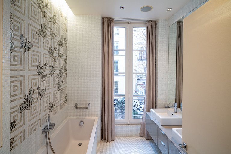 Par191 - Appartement de quatre chambres à Paris 8.