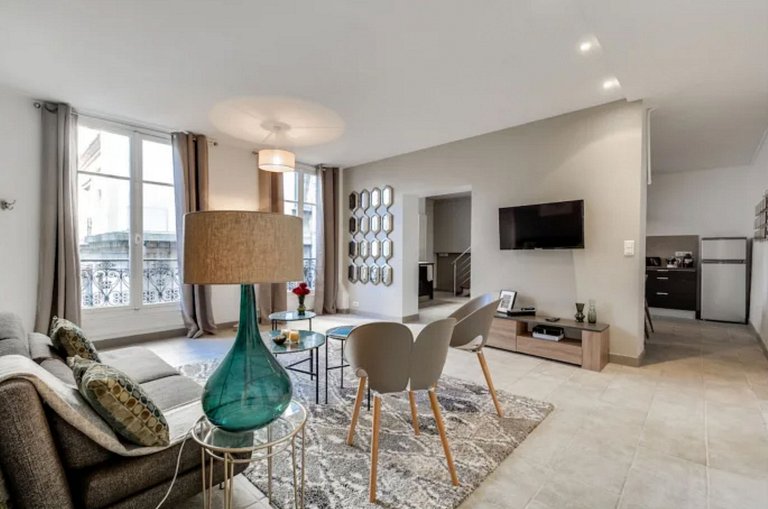 Par209 - Appartement 3 chambres à Paris 8