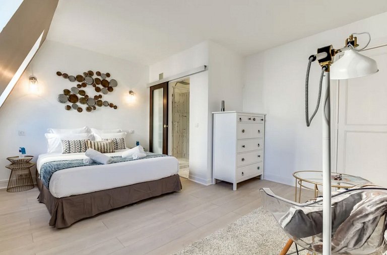 Par209 - Appartement 3 chambres à Paris 8