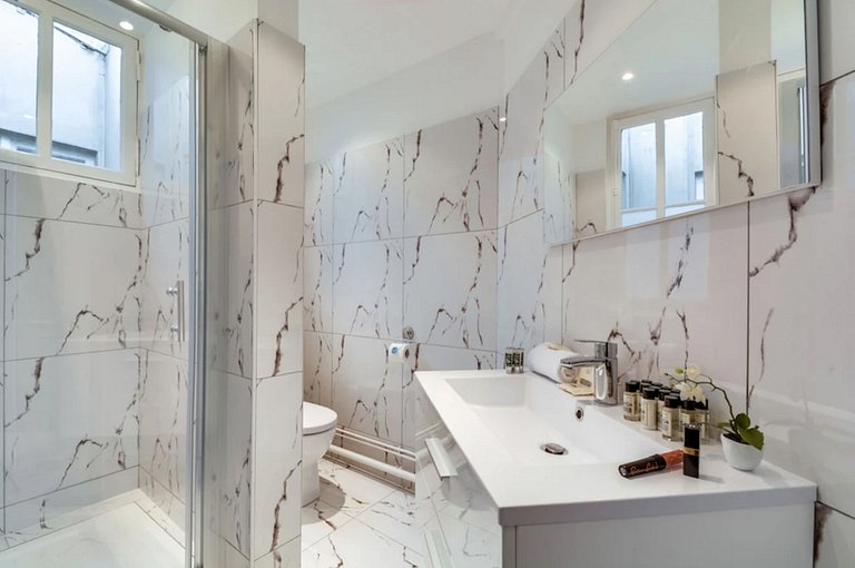 Par209 - Appartement 3 chambres à Paris 8