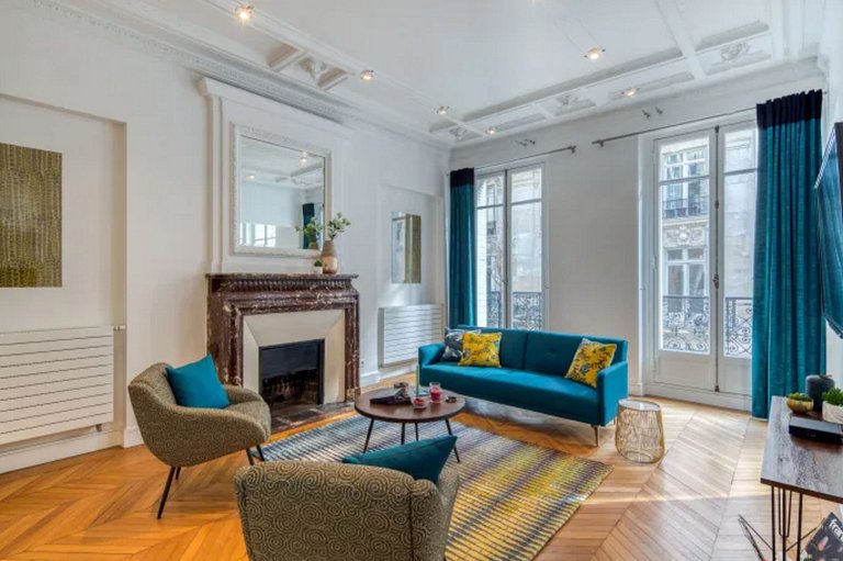 Par210 - Appartement de 2 chambres à Paris 8