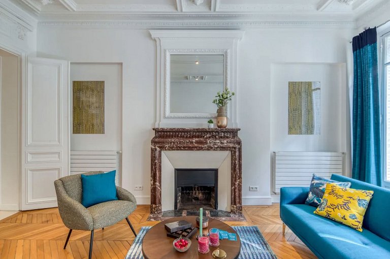 Par210 - Appartement de 2 chambres à Paris 8