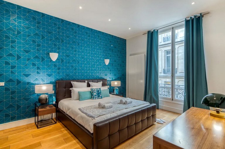 Par210 - Appartement de 2 chambres à Paris 8