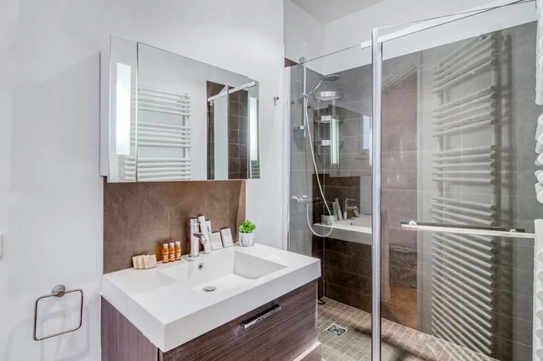 Par210 - Appartement de 2 chambres à Paris 8