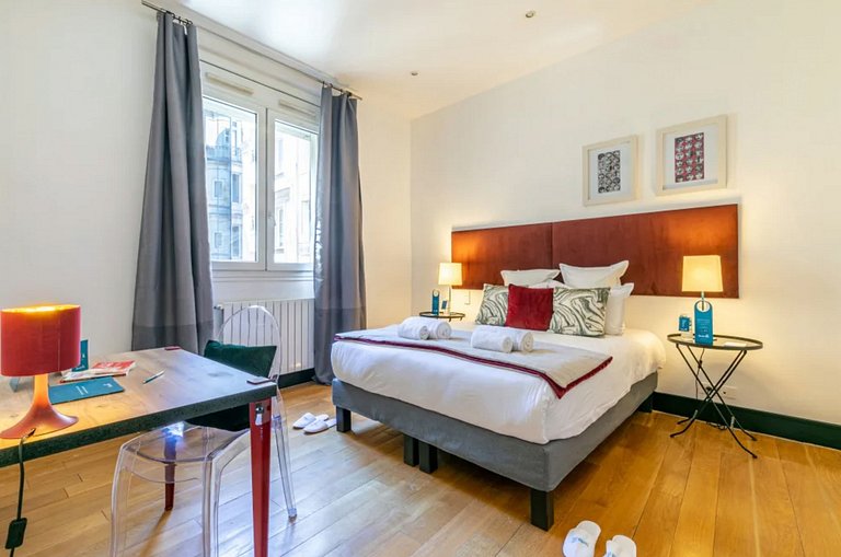 Par211 - Appartement de 2 suites dans Paris 8