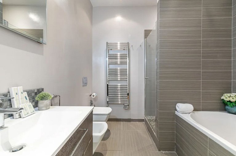 Par211 - 2-Suite Apartment in Paris 8