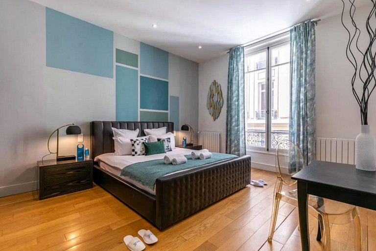Par211 - Elegant 2-bedroom Apartment in Paris 8