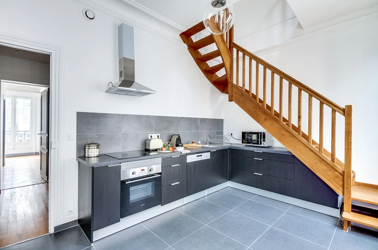 Par208 - Three bedroom apartment in Paris 8
