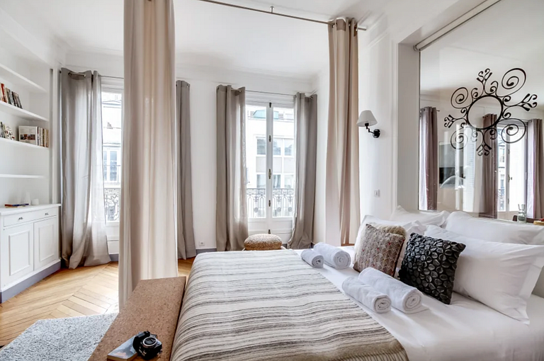 Par208 - Three bedroom apartment in Paris 8