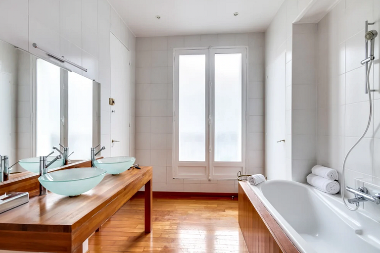 Par208 - Three bedroom apartment in Paris 8