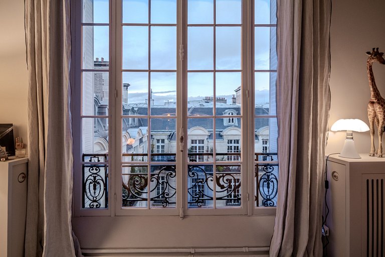 Par087 - Amazing Parisian penthouse with rooftop