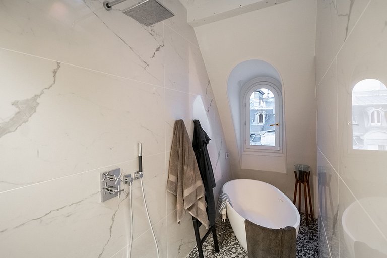 Par087 - Incroyable penthouse parisien avec toit-terrasse