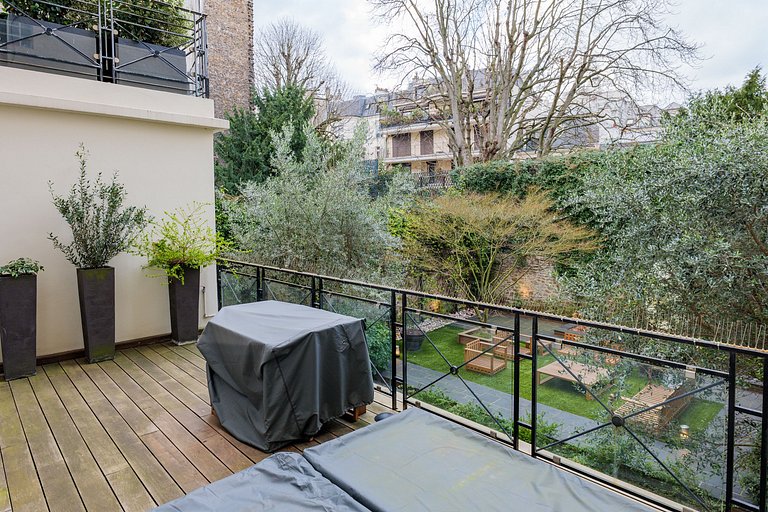 Par179 - Appartement avec jardin privé