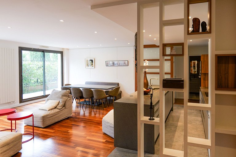 Par301 - Four bedroom apartment in Paris