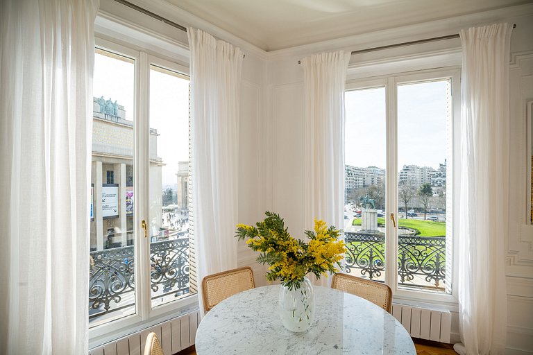 Par025 - Apartment overlooking the Eiffel Tower