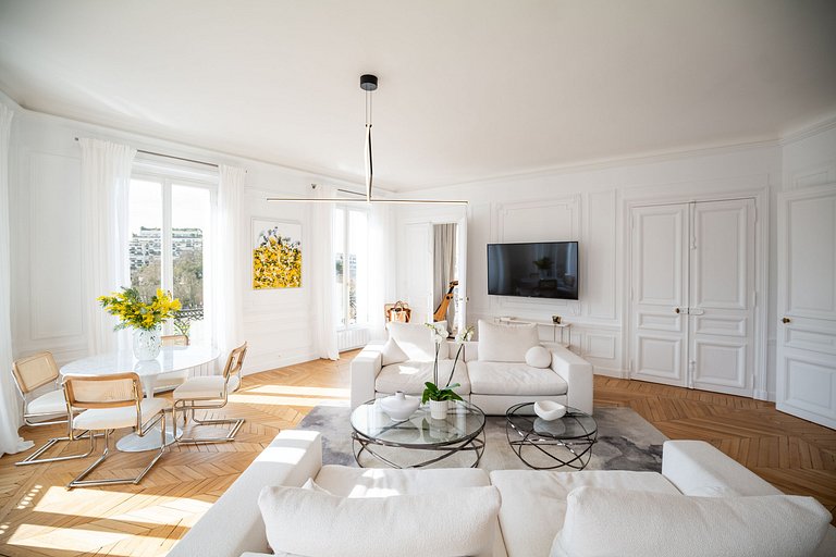 Par025 - Apartment overlooking the Eiffel Tower