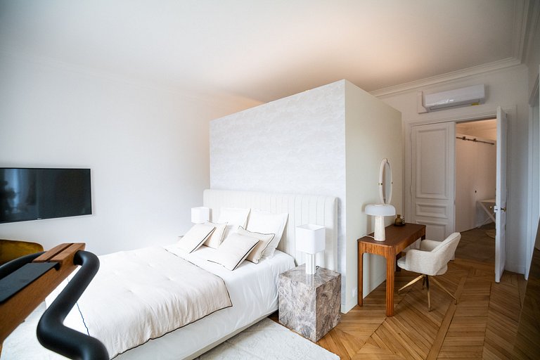 Par025 - Apartment overlooking the Eiffel Tower