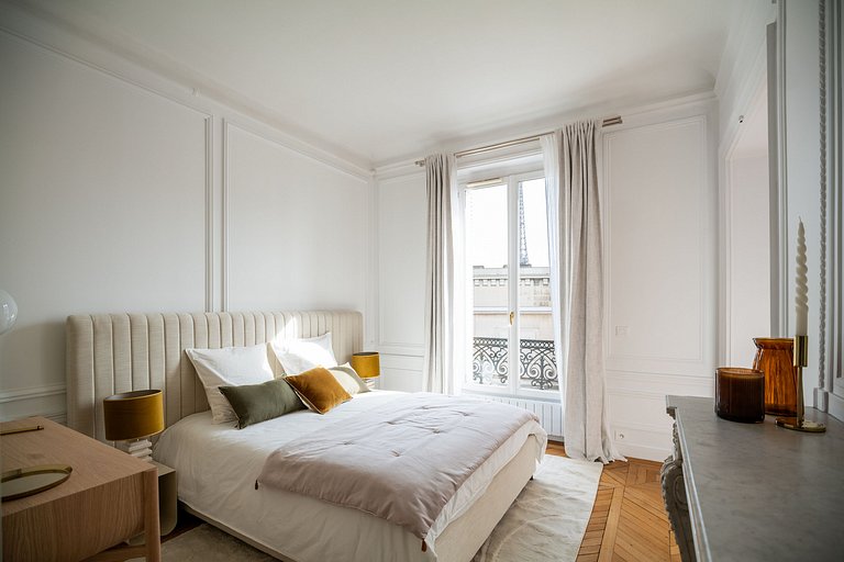 Par025 - Apartment overlooking the Eiffel Tower