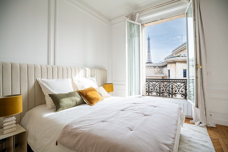Par025 - Apartment overlooking the Eiffel Tower