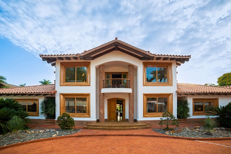 Per002 - Luxury house with pool in Pereira