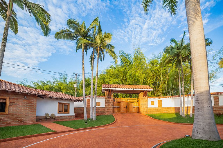 Per002 - Luxury house with pool in Pereira