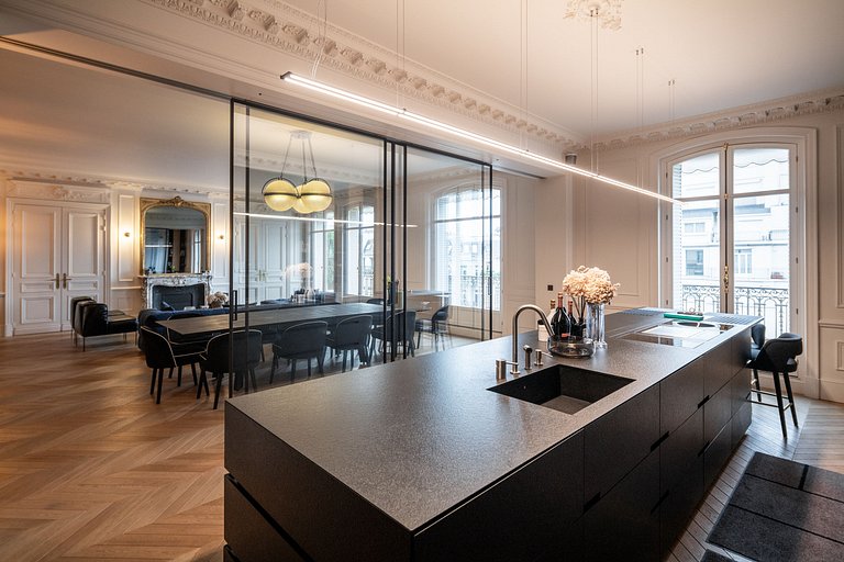 Par047 - Luxurious Duplex on Avenue George V