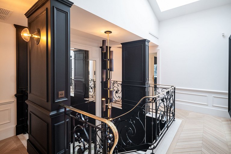 Par047 - Luxurious Duplex on Avenue George V