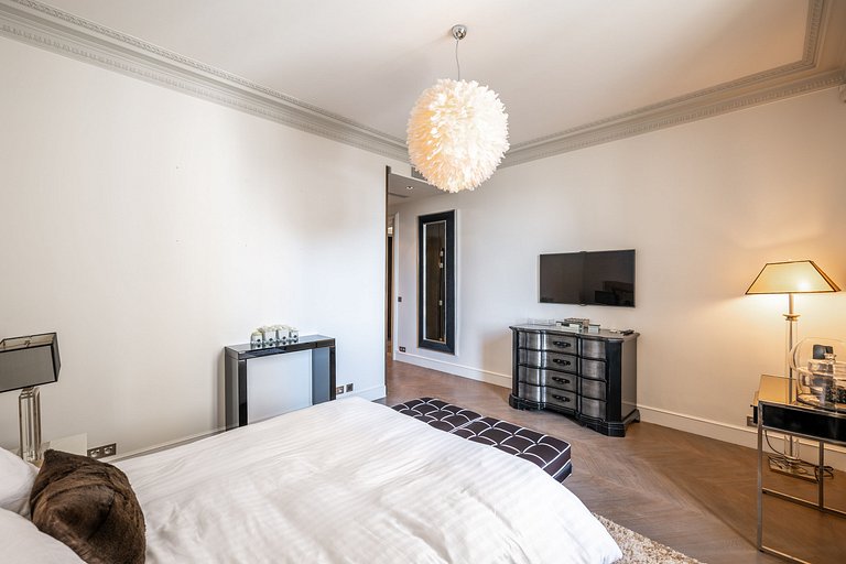 Par016 - Luxury 9 bedroom mansion in Paris 16