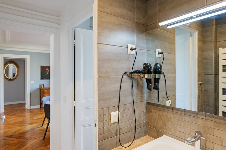 Par138 - 2 bedroom apartment in the heart of Paris