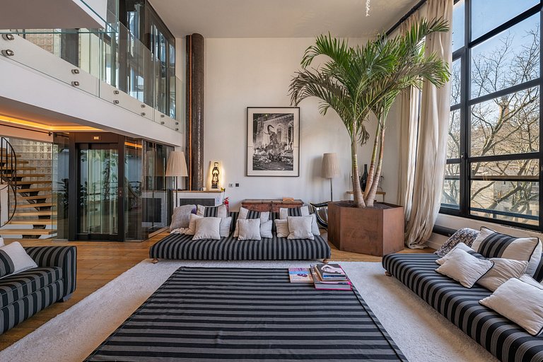 Par056 - Opulent townhouse with rooftop