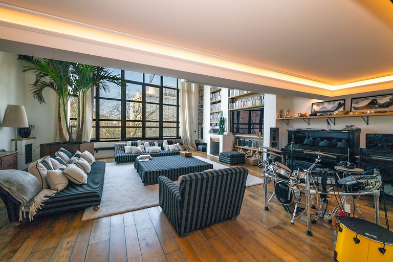 Par056 - Opulent townhouse with rooftop