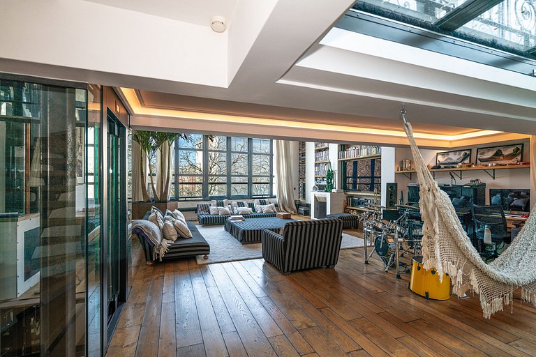 Par056 - Opulent townhouse with rooftop