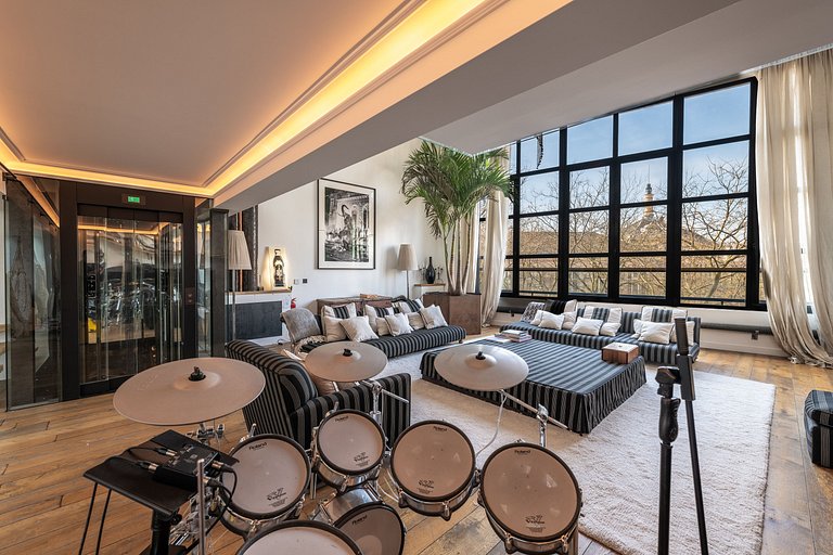 Par056 - Opulent townhouse with rooftop