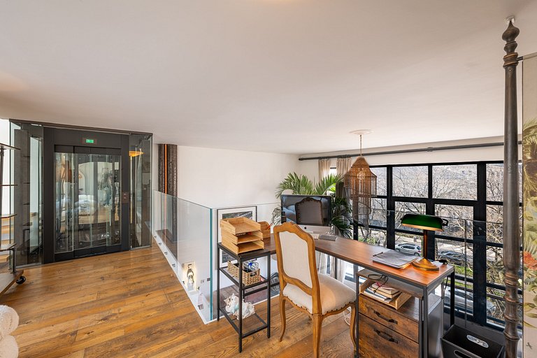 Par056 - Opulent townhouse with rooftop