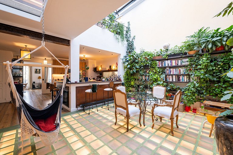 Par056 - Opulent townhouse with rooftop