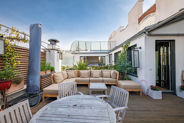 Par056 - Opulent townhouse with rooftop