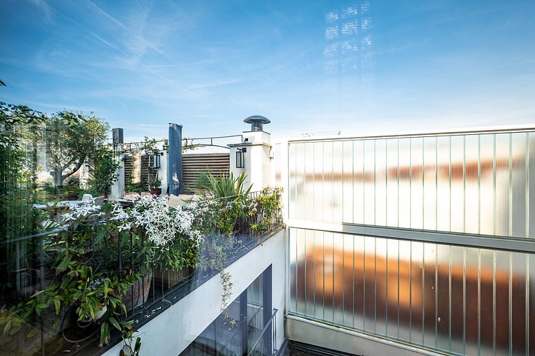 Par056 - Opulent townhouse with rooftop