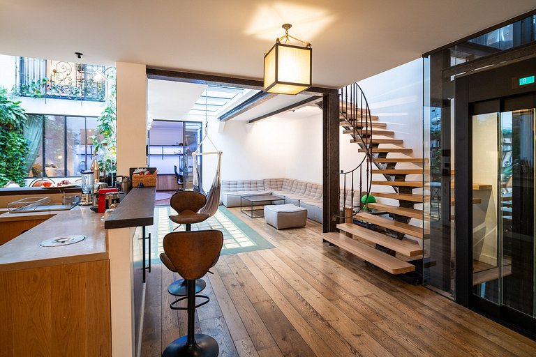 Par056 - Opulent townhouse with rooftop