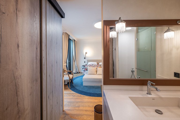 Par056 - Opulent townhouse with rooftop