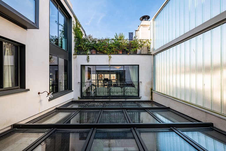 Par056 - Opulent townhouse with rooftop