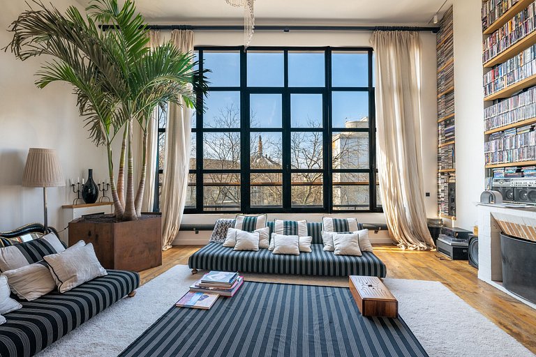 Par056 - Opulent townhouse with rooftop
