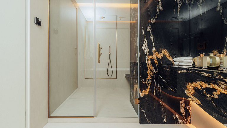 Par096 - Luxury penthouse on Avenue Montaigne