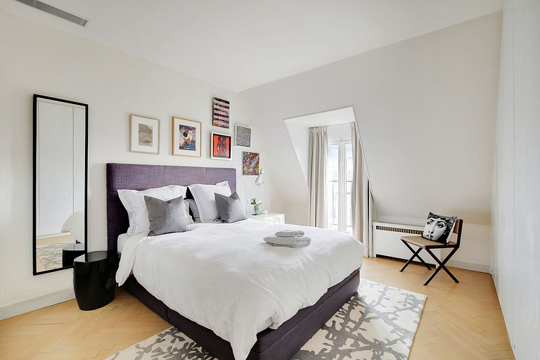 Par253 - Appartement de 2 chambres sur George V.