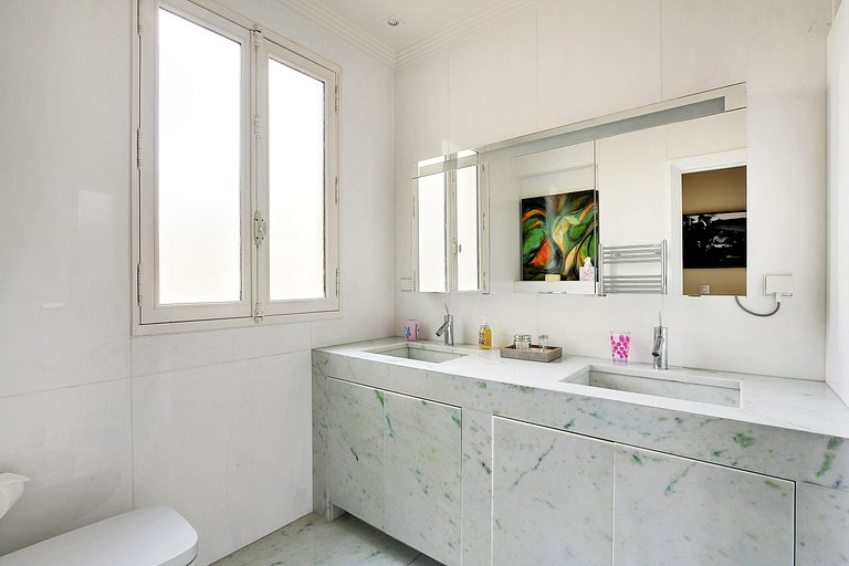 Par253 - 2 bedrooms apartment on George V