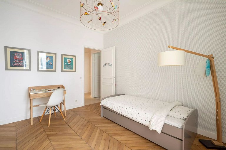 Par032 - Luxury apartment with terrace in Paris 17