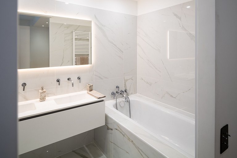 Par024 - Luxury 3 bedroom apartment on Montaigne