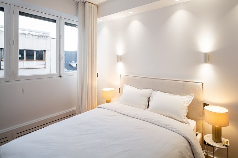 Par024 - Luxury 3 bedroom apartment on Montaigne