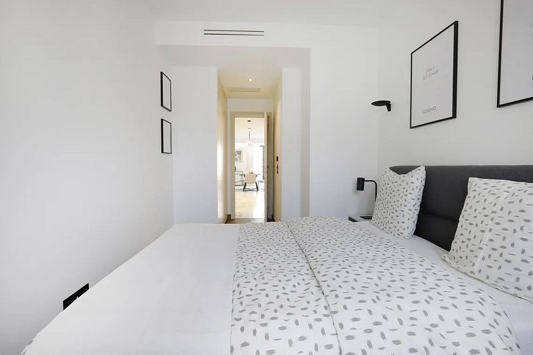 Par422 - 2 bedroom apartment on Montaigne
